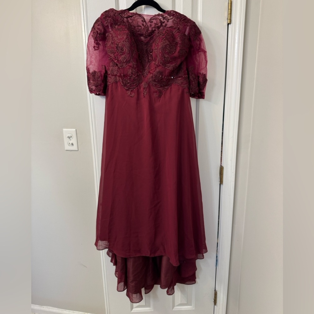 Elegant Burgundy Lace Evening Dress
